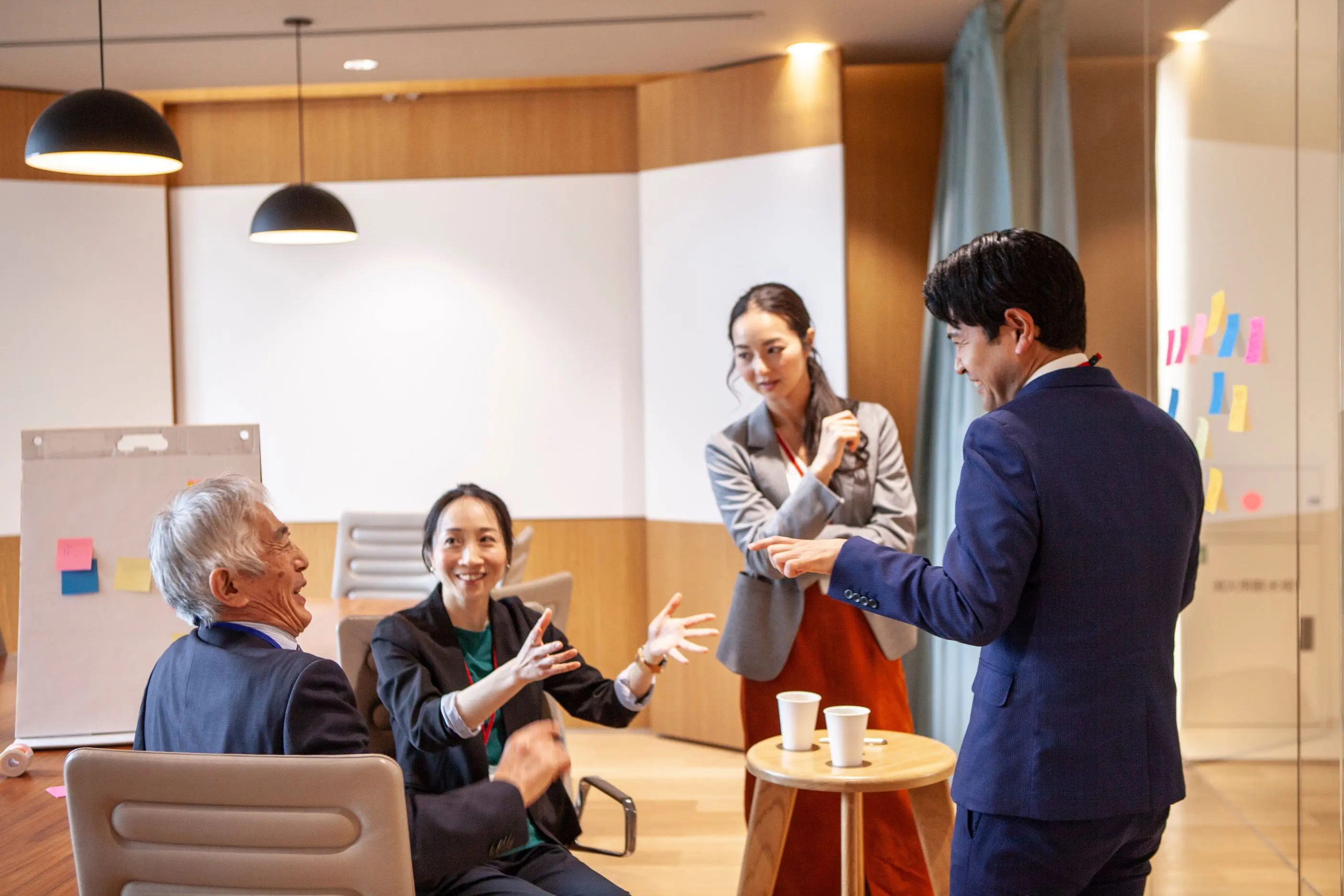 多様性のあるアイディア会議の風景のイメージ写真
